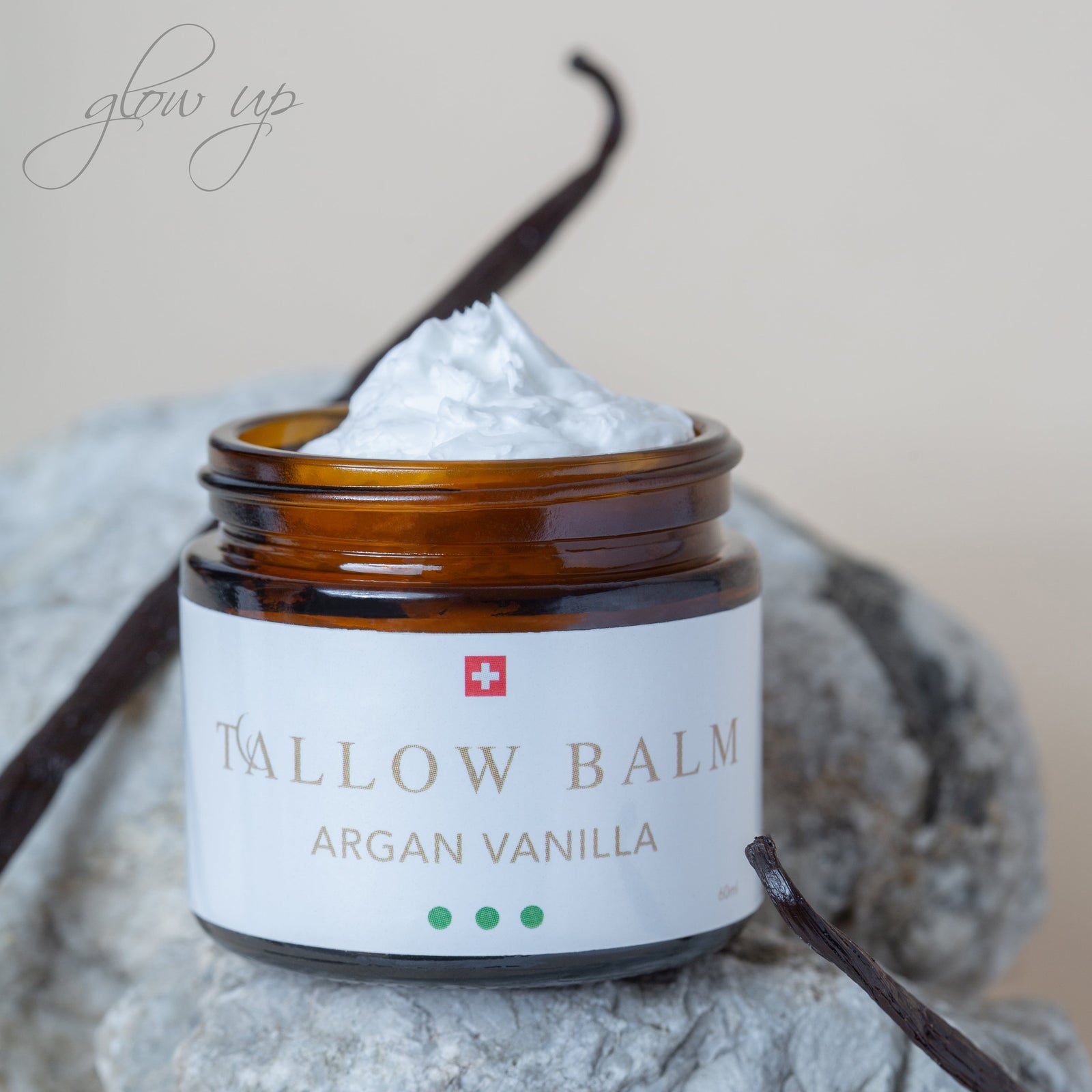 Swiss Tallow Balm Argan Vanilla auf hellem Naturstein mit zarter Creme-Textur