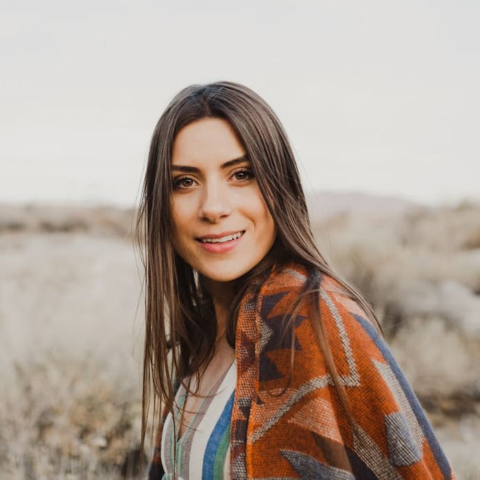 Junge Frau in der Natur mit warmer Kleidung – Wohlfühlen in der Schweizer Bergwelt