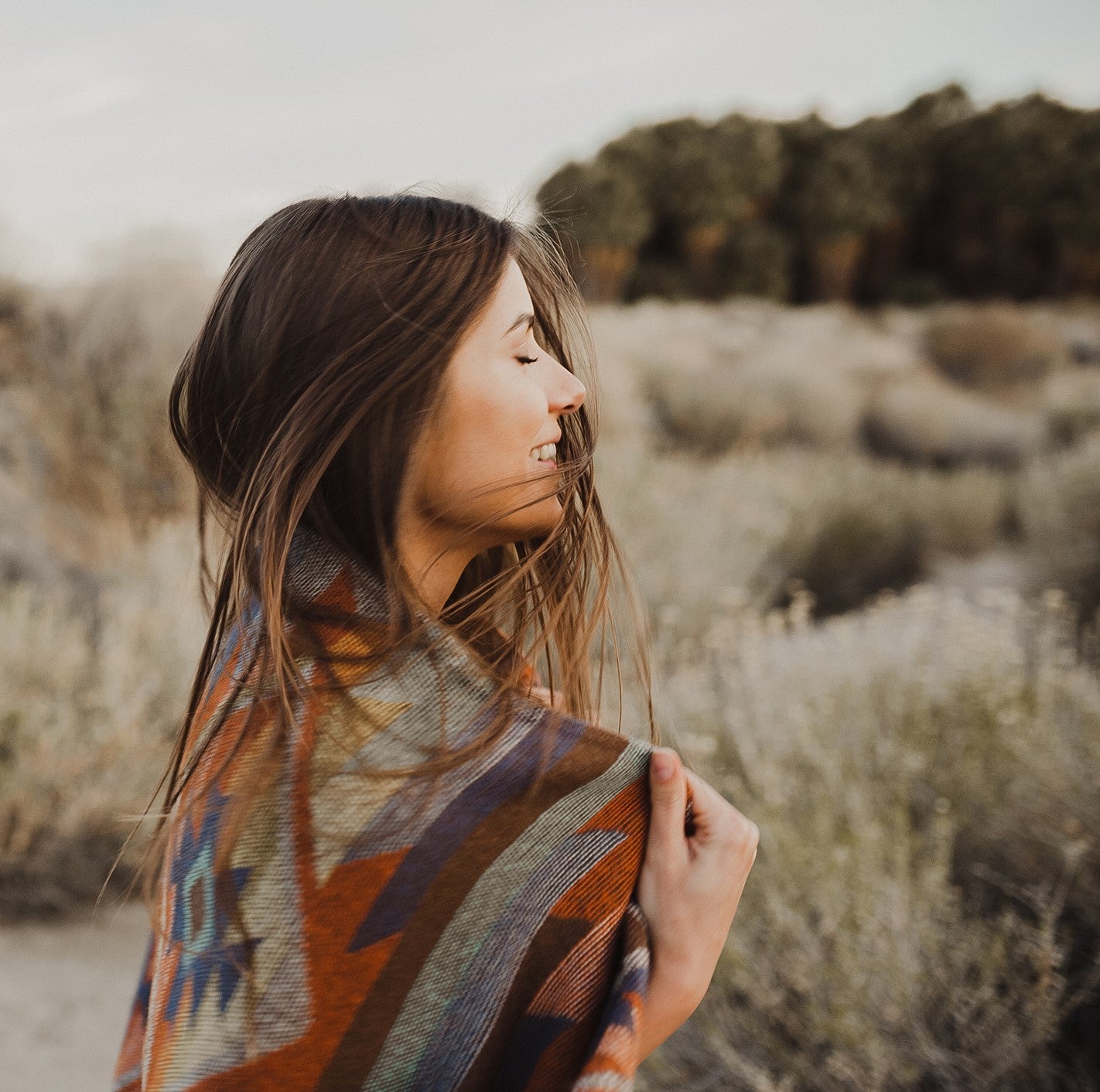 Frau von hinten in herbstlicher Wiese