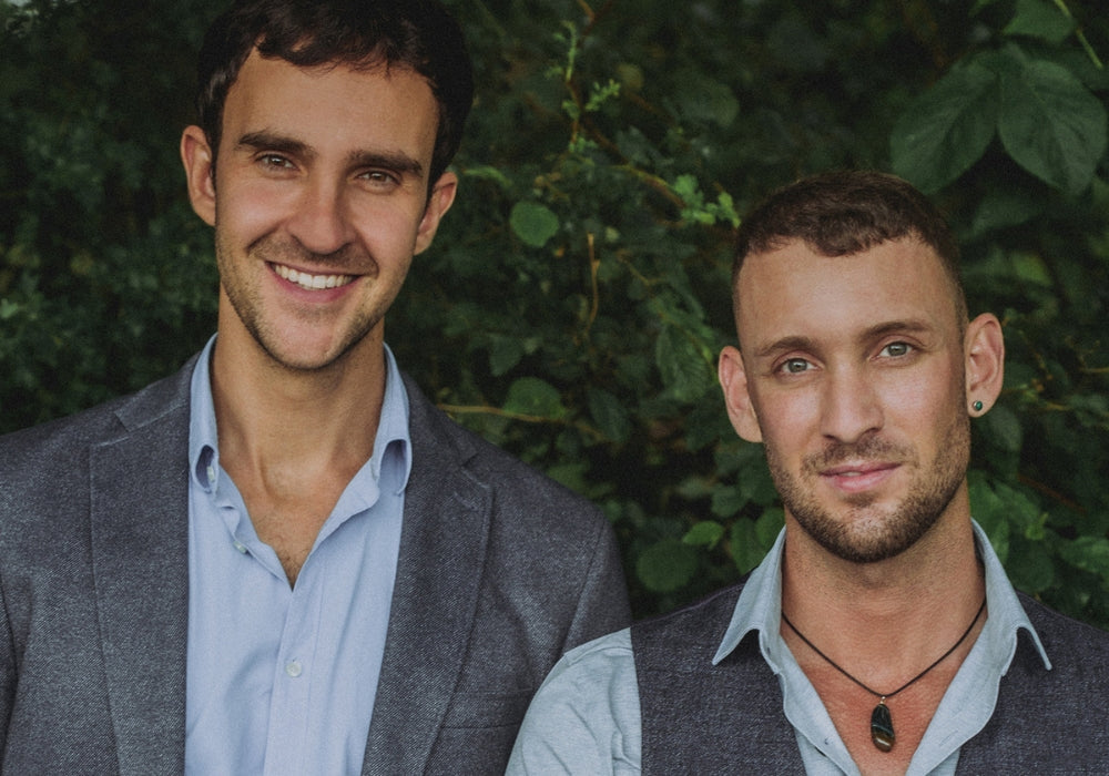 Die Gründer von von Swiss Tallow lächeln in die Kamera vor grünem Hintergrund