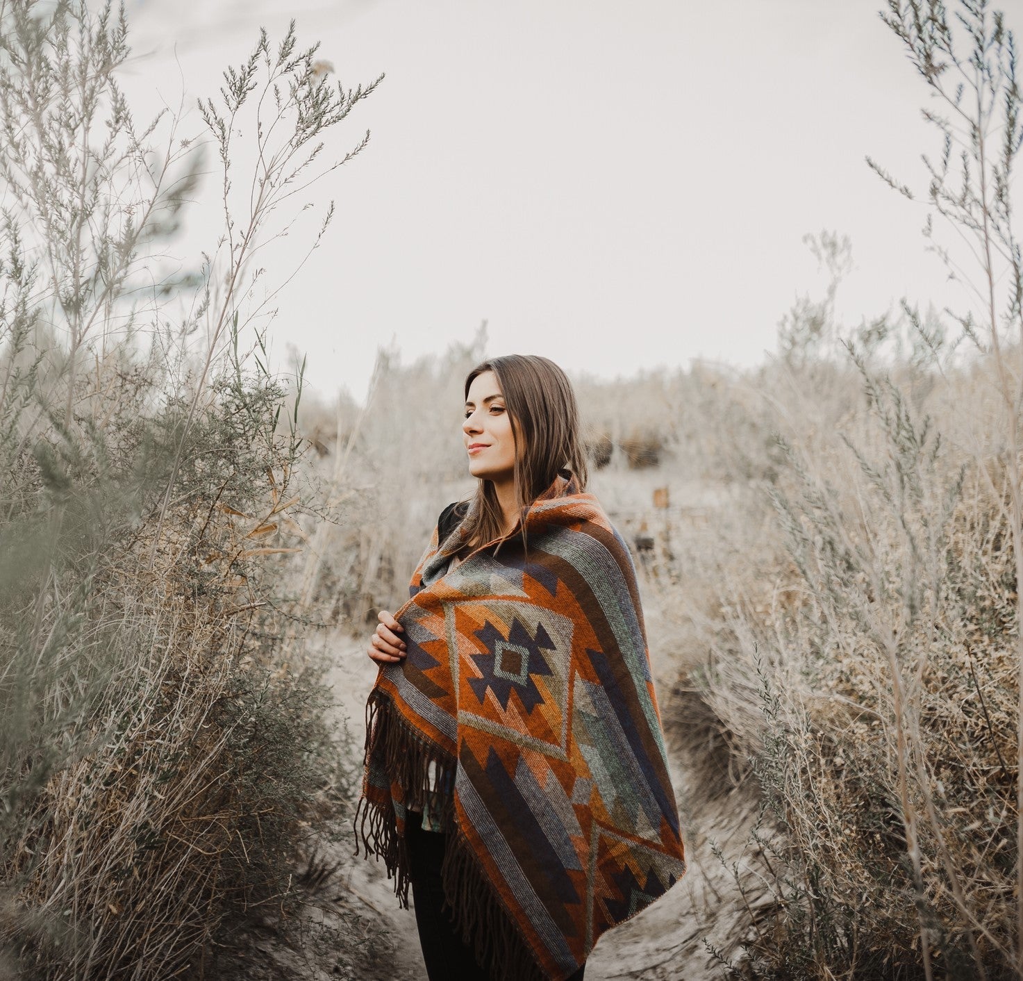 Frau blickt verträumt in Ferne