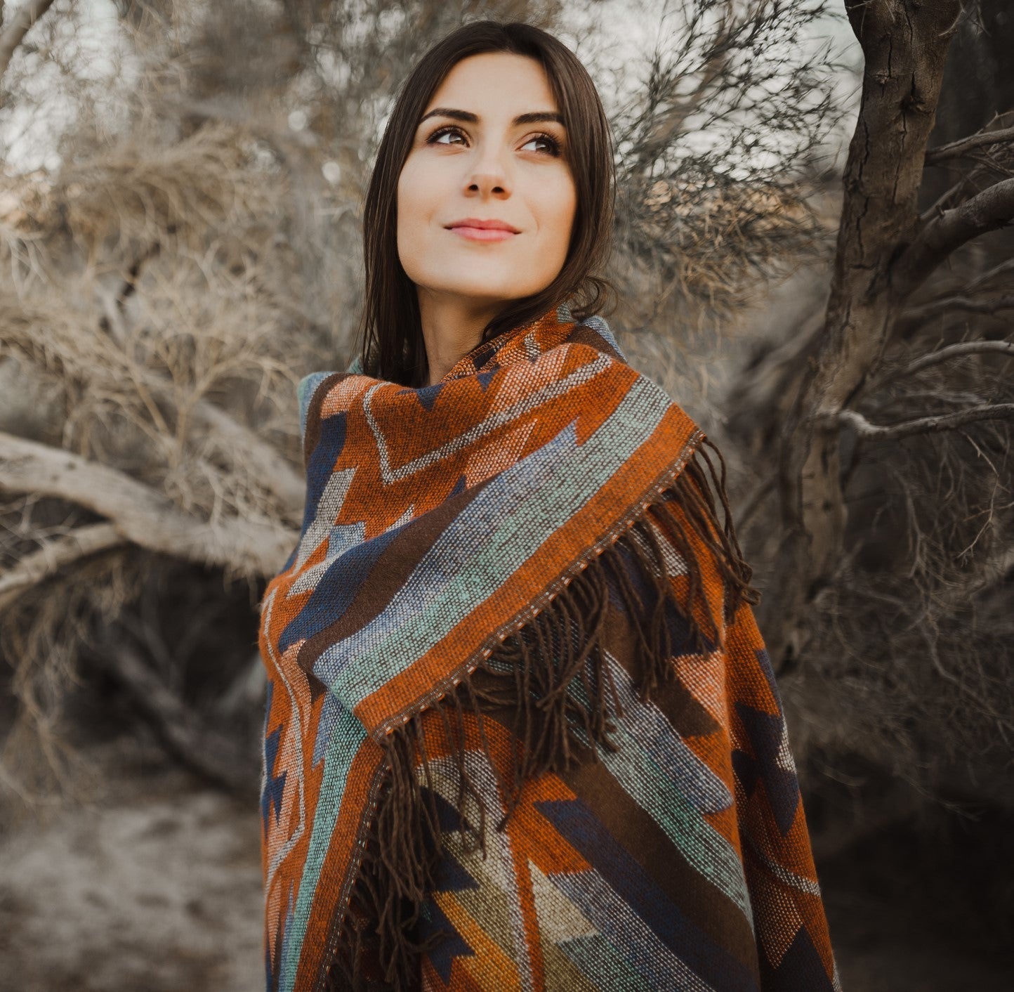 Frau mit ernstem Blick im Sonnenlicht