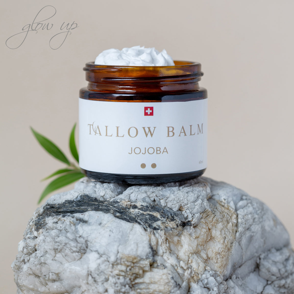Tallow Balm Jojoba auf Naturstein – dekoriert mit beruhigendem Blattakzent