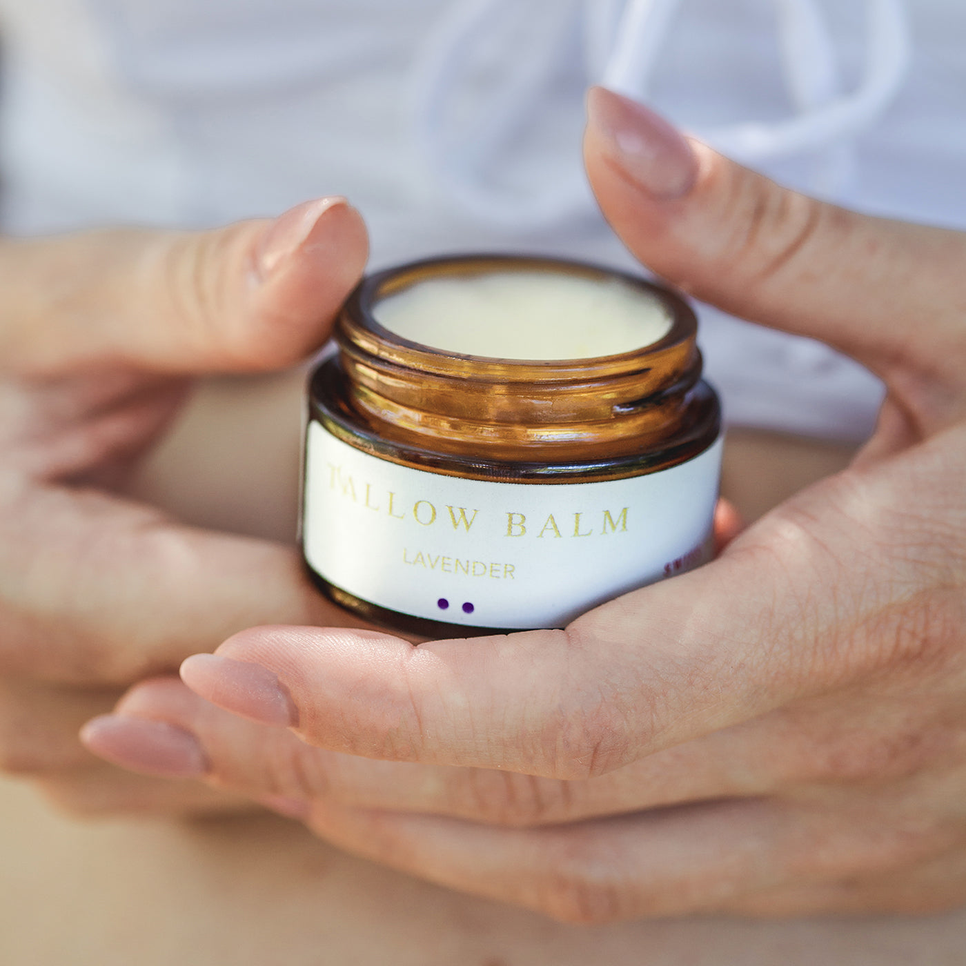 Hand hält Tallow Balm von Swiss Tallow – Produktpräsentation