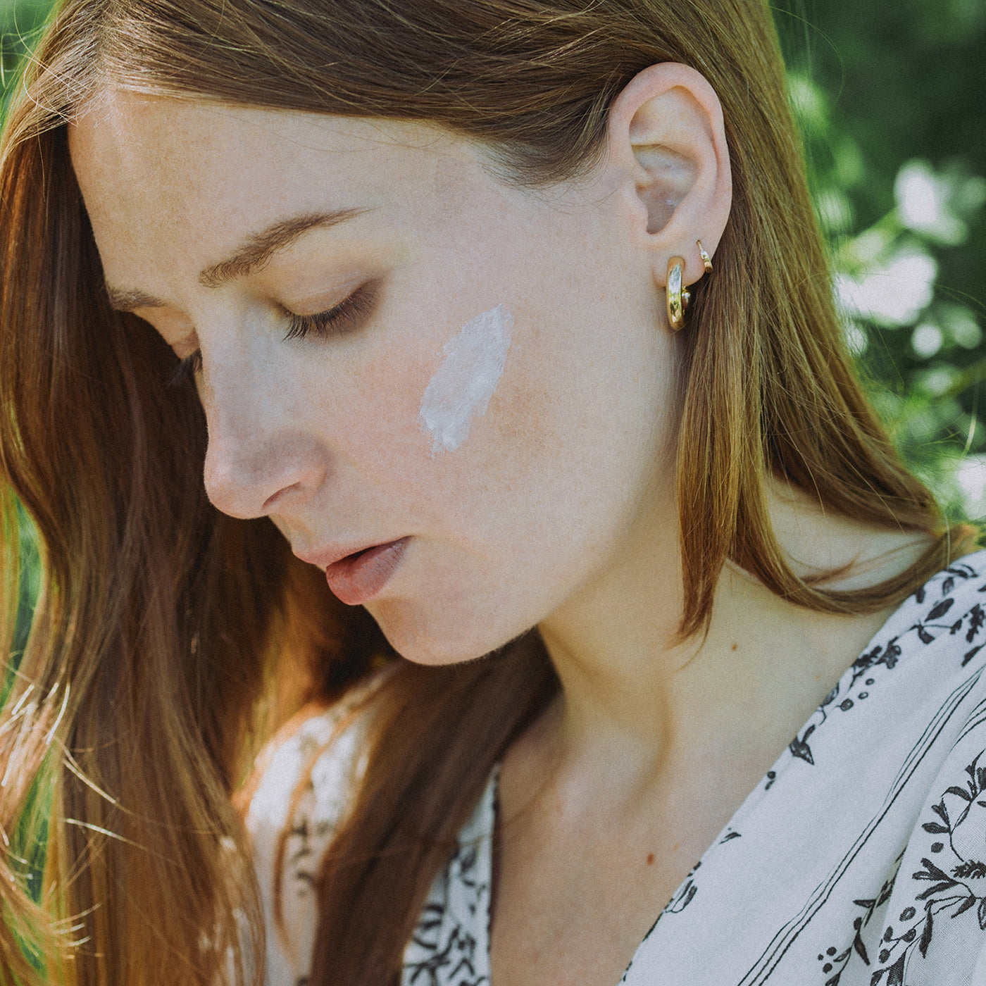 Frau mit geschlossenen Augen – ruhiger Moment in der Natur