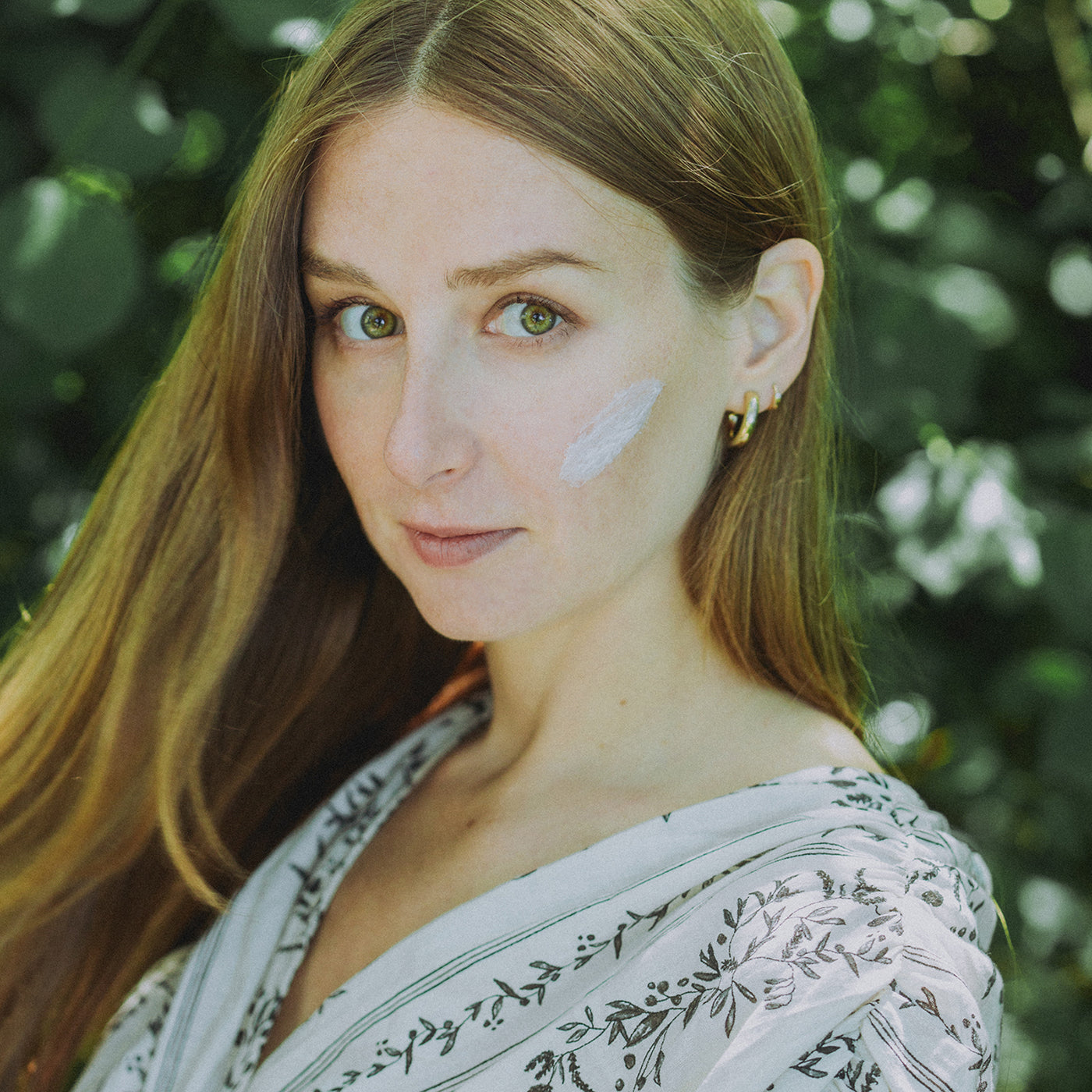 Frau mit langen Haaren vor Bäumen – natürlicher Swiss Tallow Look