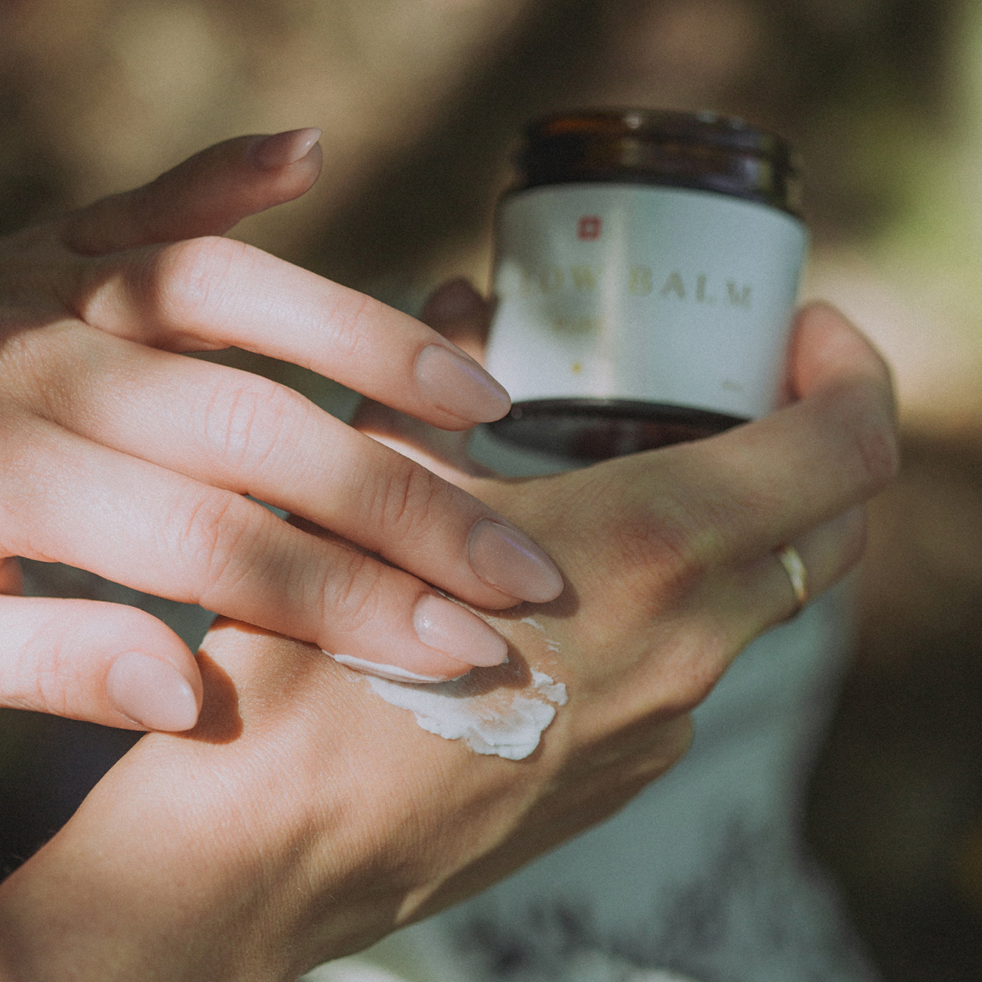 Frau hält Swiss Tallow Balm in den Händen – Fokus auf Produkt und Hände