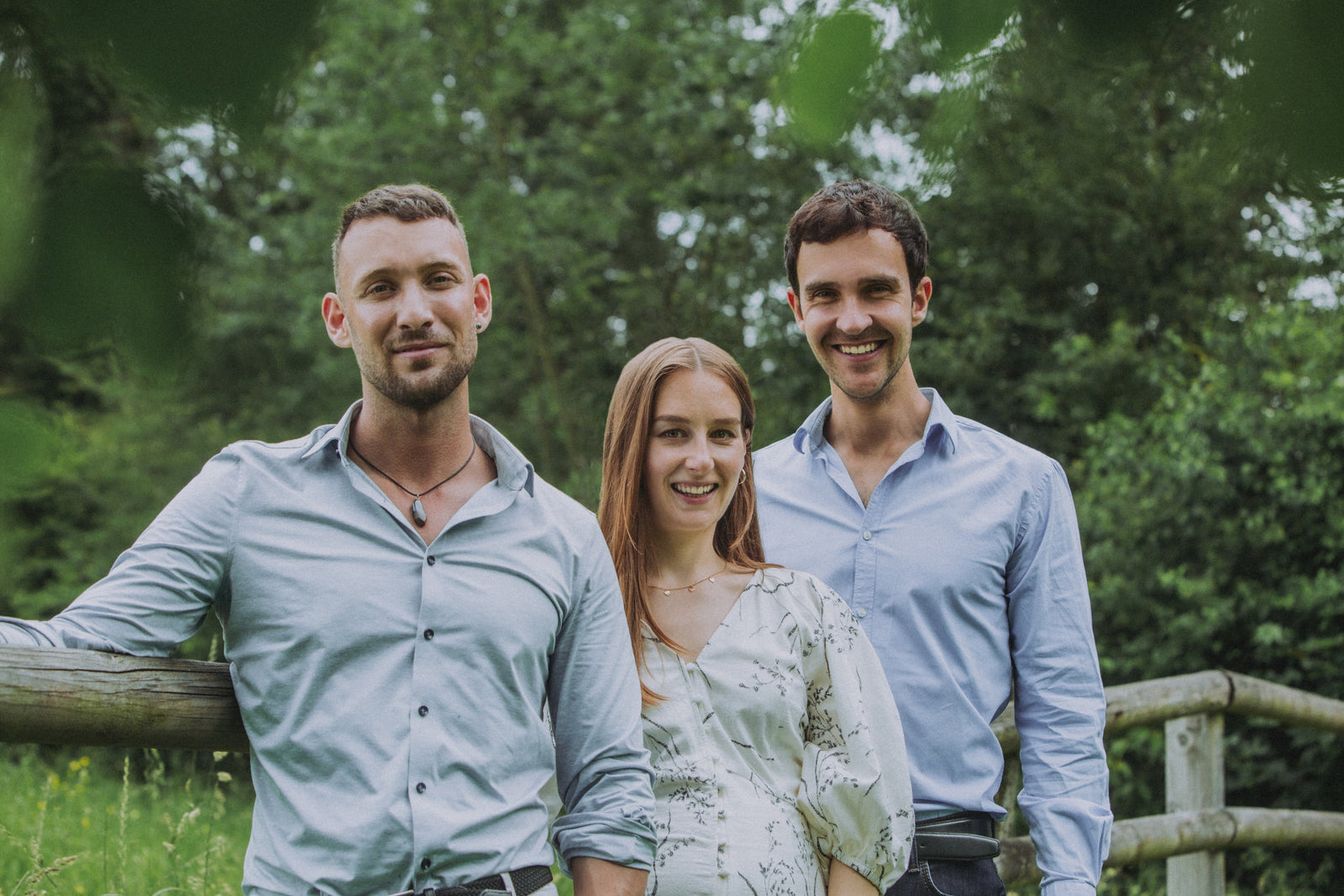 Teamfoto von Swiss Tallow mit drei Personen vor grünem Hintergrund