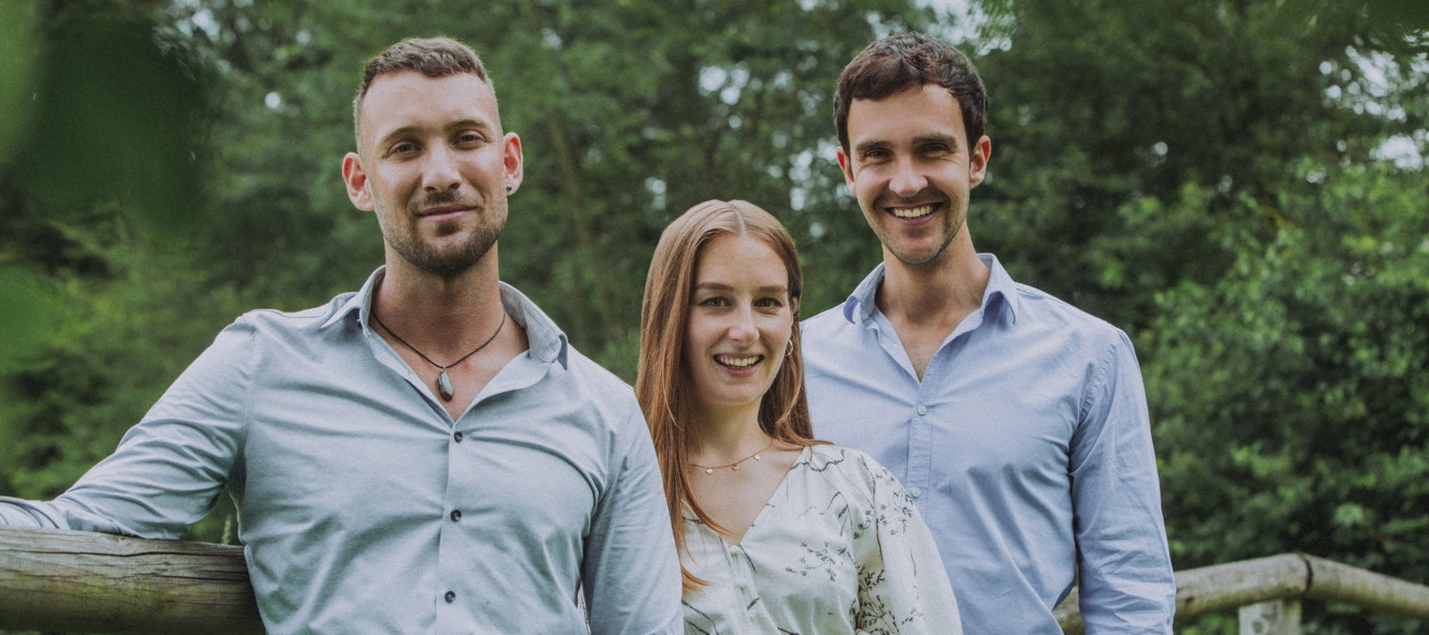 Swiss Tallow Team in entspannter Outdoor-Szene mit Bäumen im Hintergrund